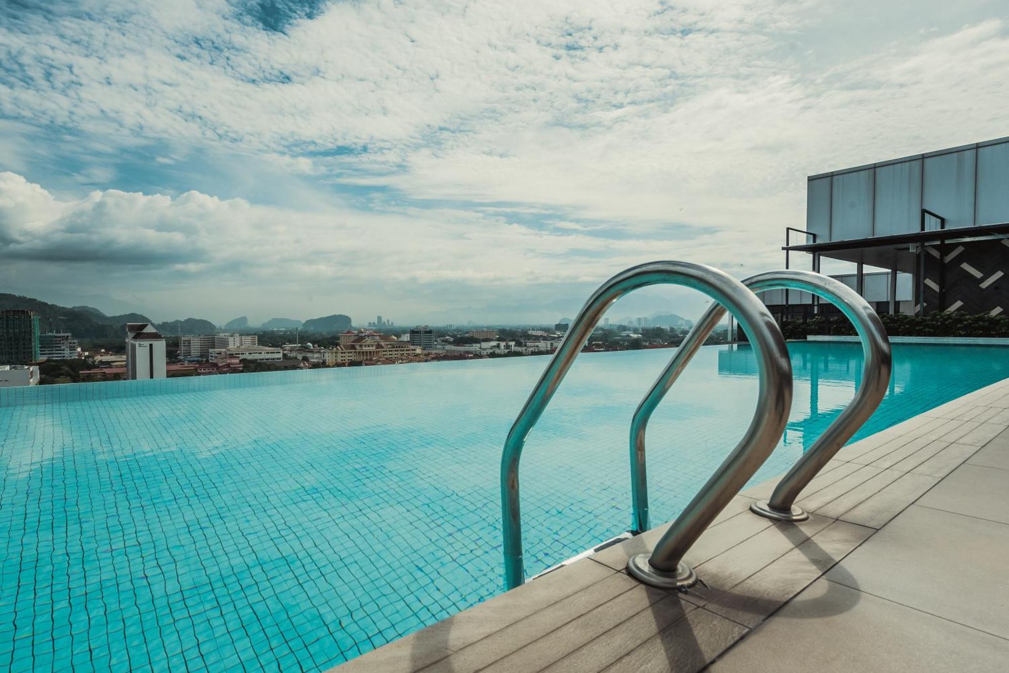 Weil Hotel Ipoh Ngoại thất bức ảnh Infinity pool at the rooftop of a hotel in Kuala Lumpur, Malaysia