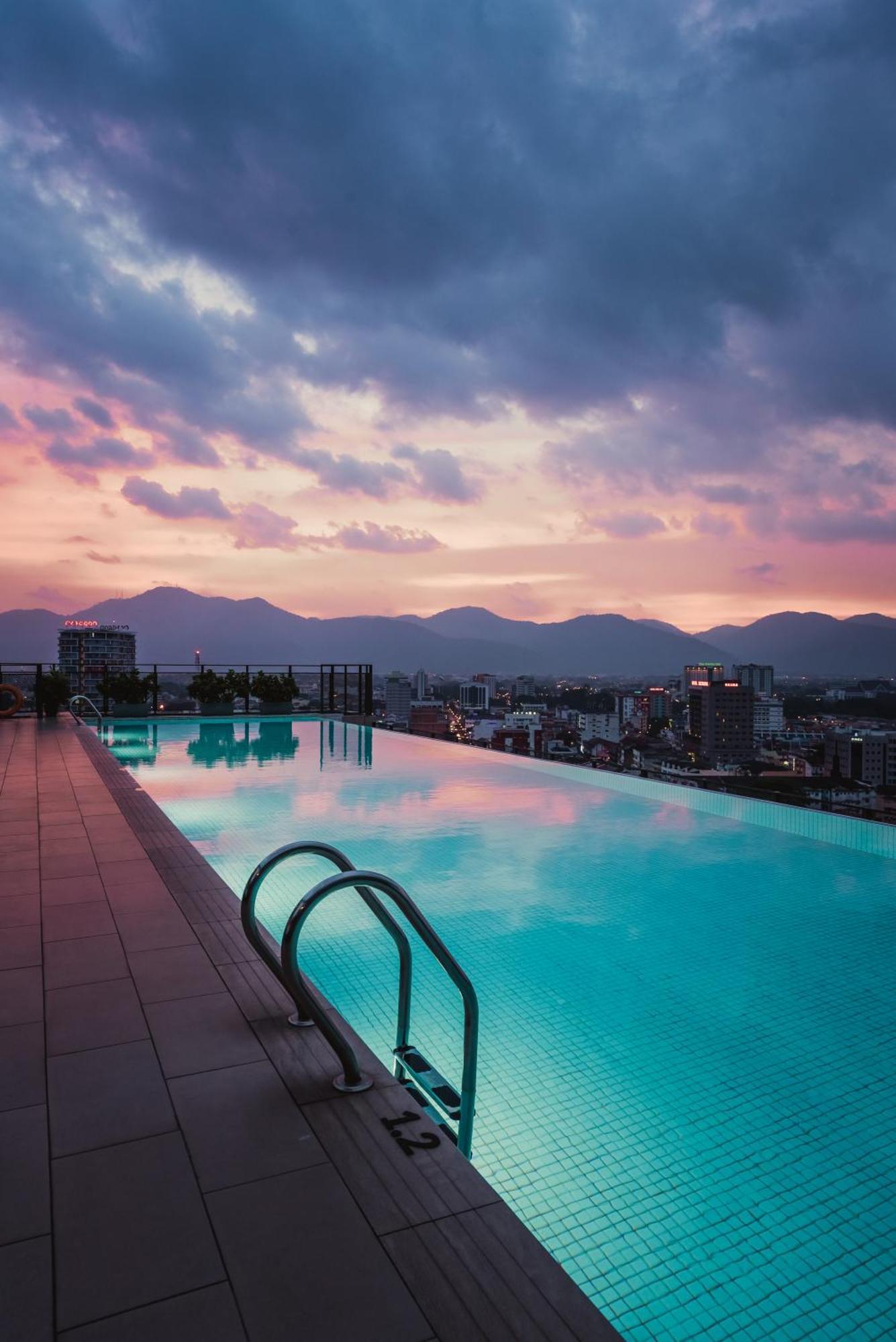 Weil Hotel Ipoh Ngoại thất bức ảnh Infinity pool at the hotel