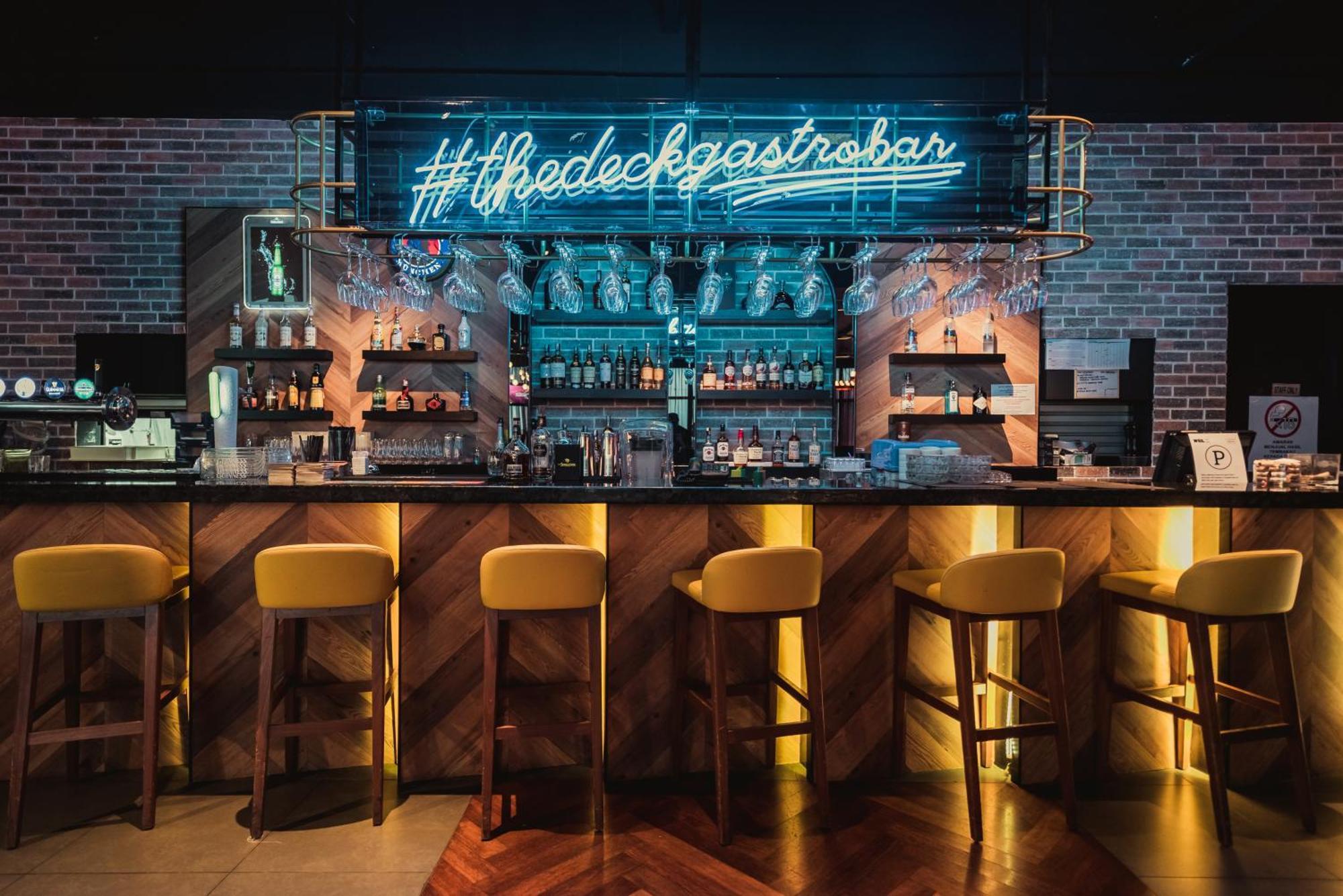 Weil Hotel Ipoh Ngoại thất bức ảnh The bar at the Defector Bar